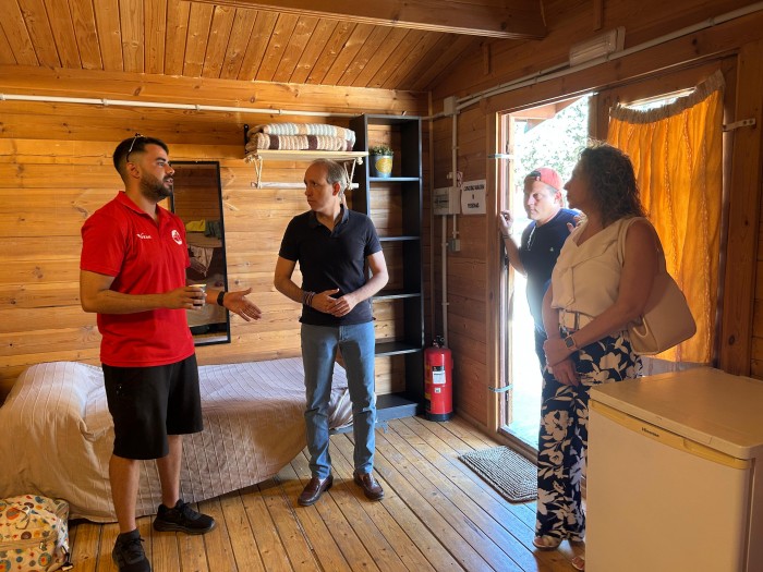 Imagen de Daniel Arias en su visita a los campamentos