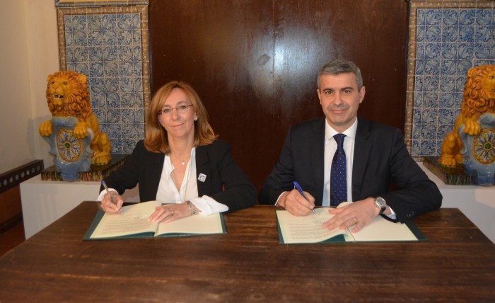 Imagen de Álvaro Gutiérrez y Magdalena Corrales firman el convenio decolaboración