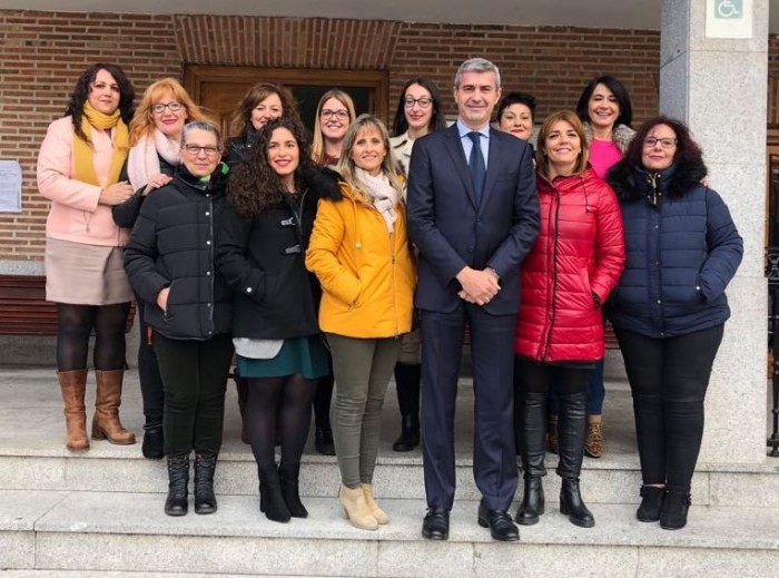 Álvaro Gutiérrez con la alcaldesa de Gerindote y las participantes en el taller de empleo