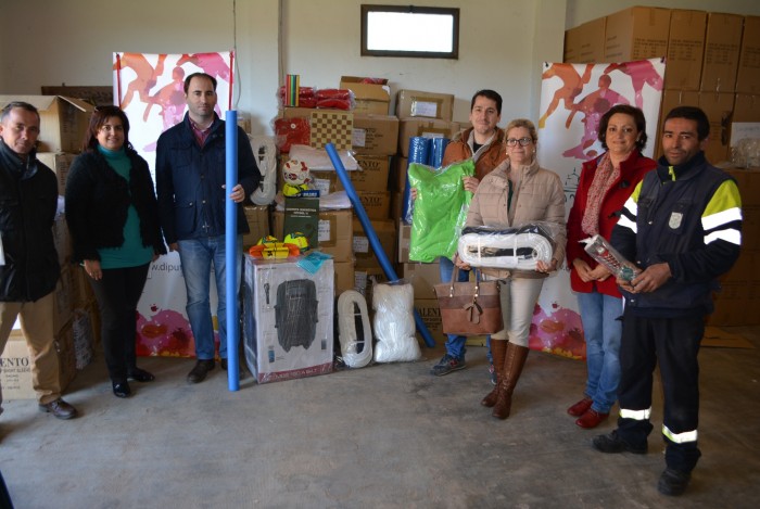 Imagen de María Ángeles García entrega material a varios ayuntamientos