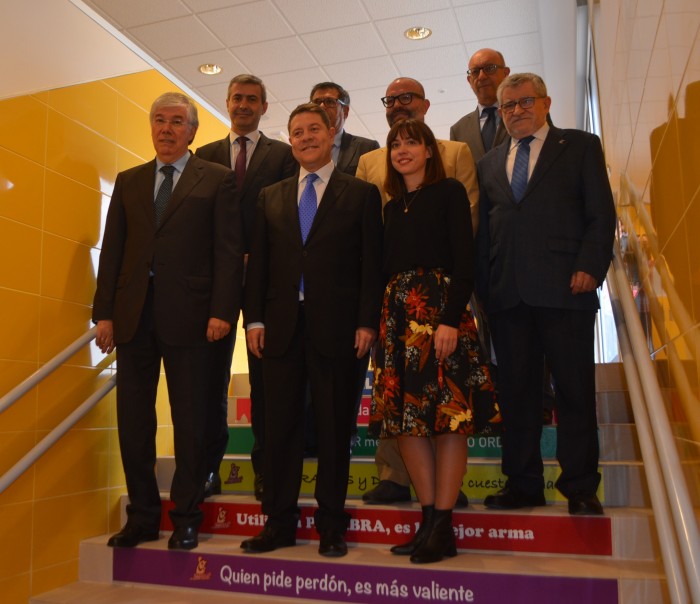 Imagen de Álvaro Gutiérrez junto a los asistentes a la inauguración de nuevos centros educativos en Illescas