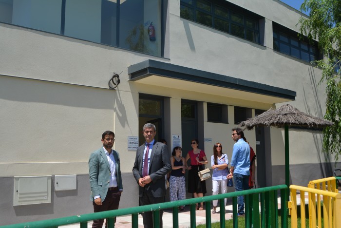 Álvaro Gutiérrez y Luis Martín ante el nuevo edificio que mejora las instalaciones de la piscina