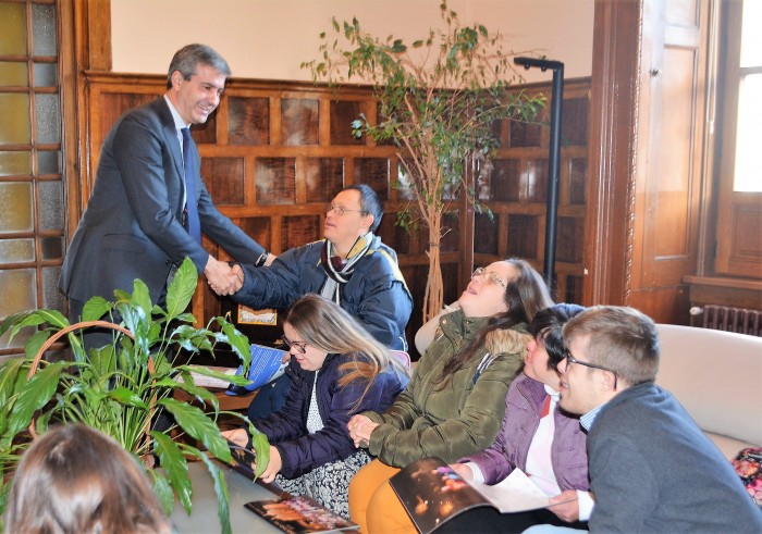 Imagen de Álvaro Gutiérrez saludando a los protagonistas del calendario Down Toledo 2019