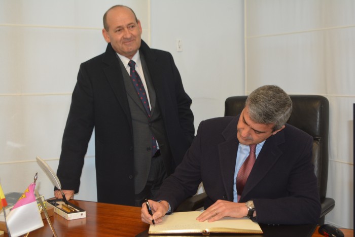 Imagen de Álvaro Gutiérrez firmando en el libro de honor de Cabañas de Yepes