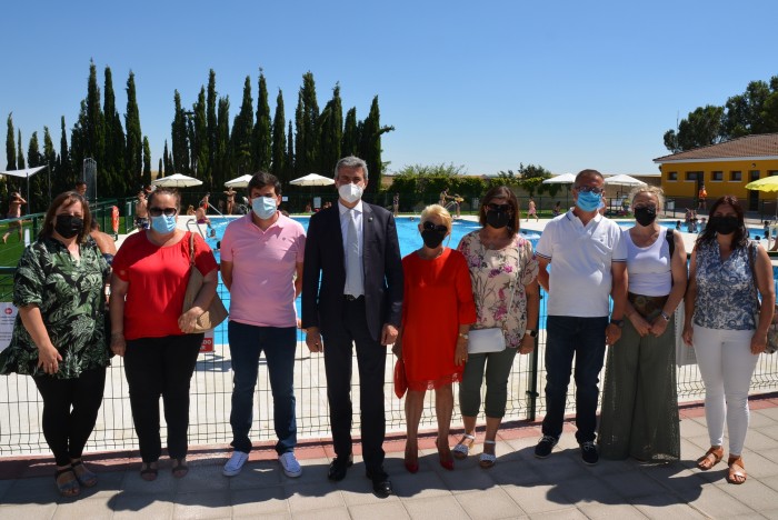 Imagen de Álvaro Gutiérrez con el alcalde y asistentes a la inauguración