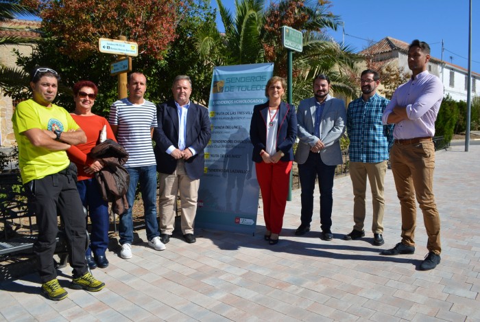 Imagen de María Ángeles García y los representantes de Huecas, Rielves y Barcience recorren las señales