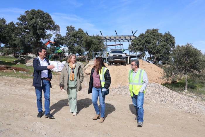 Imagen de Marina García supervisando el hábitat del lince