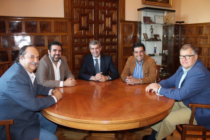Imagen de Álvaro Gutiérrez con los representantes de la AHT