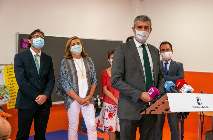 Imagen de Álvaro Gutiérrez anunciando la ampliación de las ayudas de limpieza extraordinaria en colegios