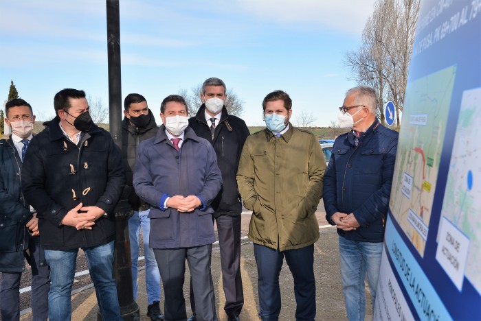 Imagen de Asistentes a la inauguación del tramo de la carretera CM-401