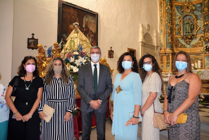 Álvaro Gutiérrez junto a la alcaldesa y concejalas de Val de Santo Domingo junto a la patrona