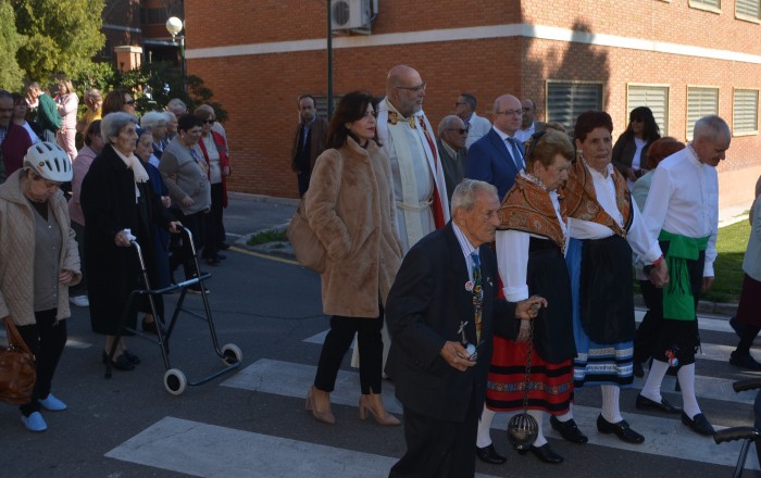 Imagen de Elvira Manzanque con los asistentes a la celebración del patrón de la RSA 