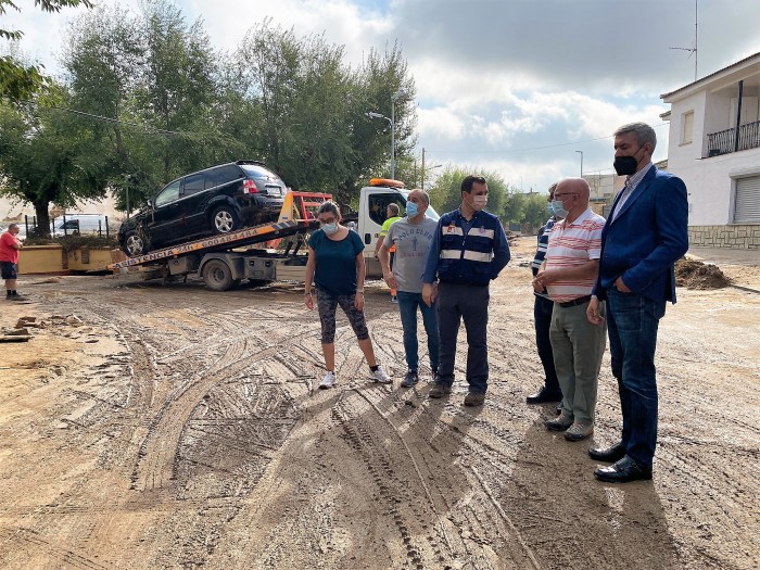 Imagen de Álvaro Gutiérrez comprobando los daños de la tormenta en Polán