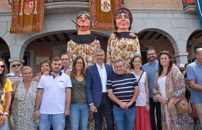 Imagen de Álvaro Gutiérrez con el alcalde y los Gigantones de Cuerva