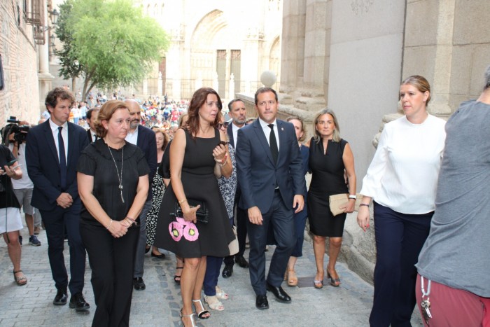 Imagen de Conchi Cedillo entrando en el Ayuntamiento