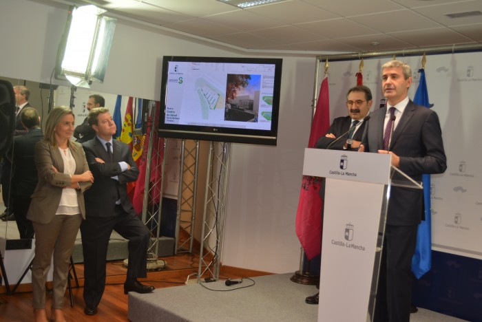 Imagen de Álvaro Gutiérrez valorando la reanudación de las obras del centro de salud de Toledo