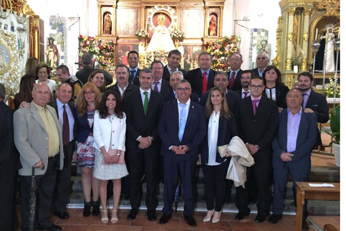 Imagen de Álvaro Gutiérrez y los alcaldes de la zona junto a la Virgen de los Dados de Maqueda