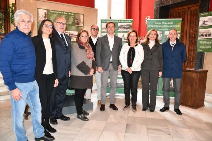 Imagen de Concepción Cedillo, Carlos Velázquez y diputados provinciales en la exposición del Archivo