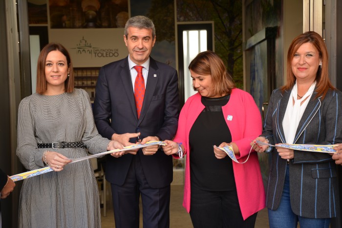 Momento del corte de cinta inaugural de la oficina de turismo de Talavera de la Reina