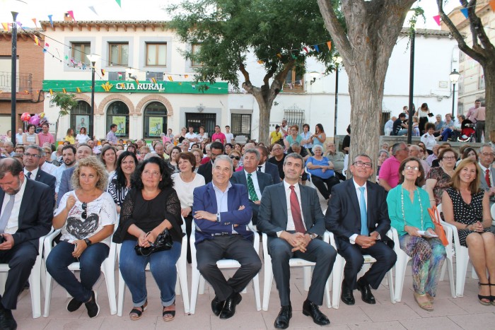 Imagen de Álvaro Gutiérrez en la Plaza del Ayuntamiento junto a los asistentes al pregón de fiestas