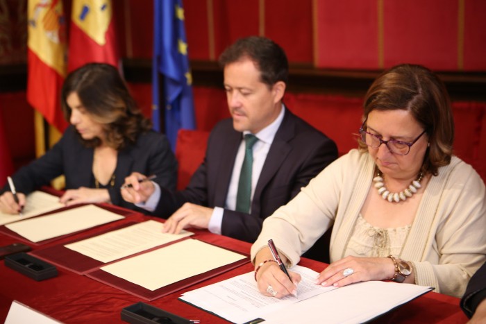Imagen de Cedillo firmando el convenio