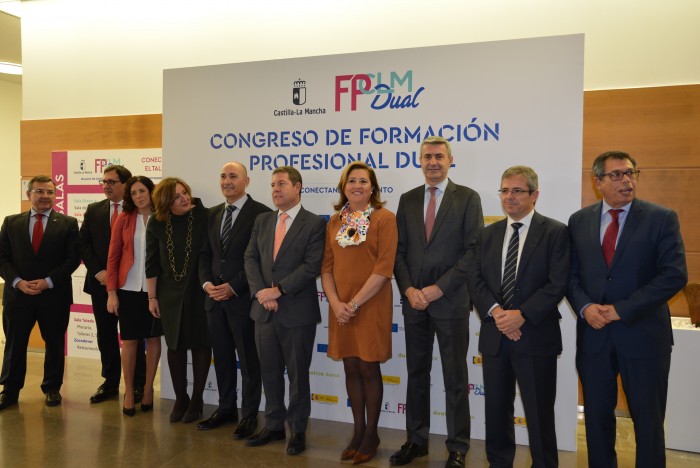 Imagen de Álvaro Gutiérrez junto a los asistentes a la inauguración del Congreso de FP Dual