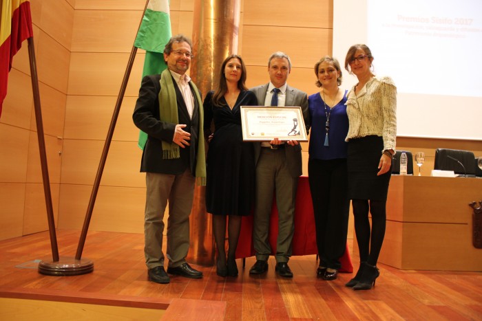 Imagen de María Ángeles García y Ana Gómez con Pequeños Arqueólogos en la recogida del premio Sísifo