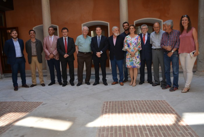 Imagen de Emiliano García-Page con los artistas que exponen en el Centro Cultural San Clemente