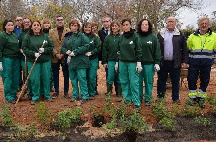 Imagen de Fernando Muñoz y José Antonio Contreras con el equipo del RECUAL de Madridejos