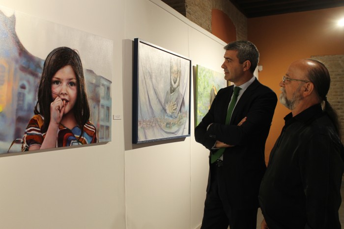 Imagen de Álvaro Gutiérrez contempla una de los cuadros de la exposición de pintura y escultura realista