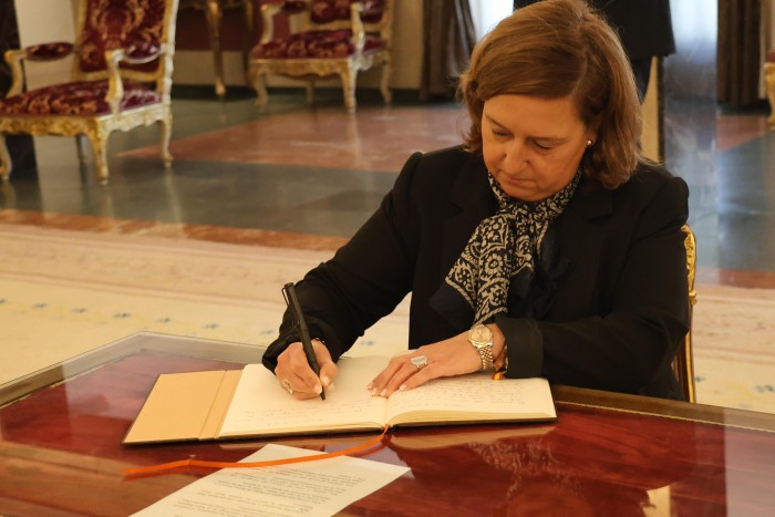 Imagen de Cedillo firmando en el Libro de Condolencias
