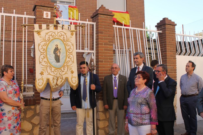 Imagen de Álvaro Gutiérrez con el estandarte de la Hermandad de San Antonio de Padua de Cabezamesada