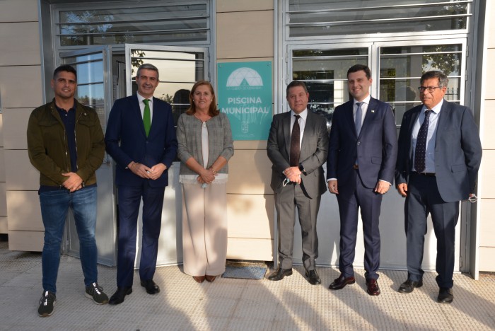 Imagen de Asistentes a la visita de la piscina cubierta