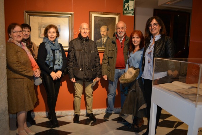 Lorenzo Andrinal (tercero por la derecha) con otros nietos del artista y la diputada Ana Gómez