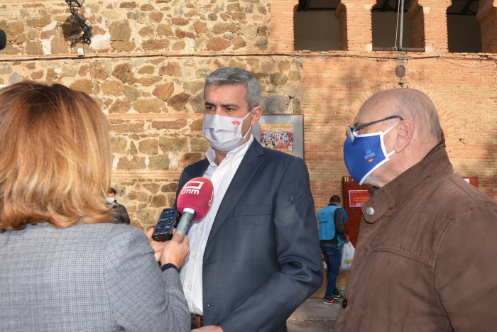 Imagen de Álvaro Gutiérrez atendiendo a los medios de comunicación minutos antes de iniciarse el espectáculo