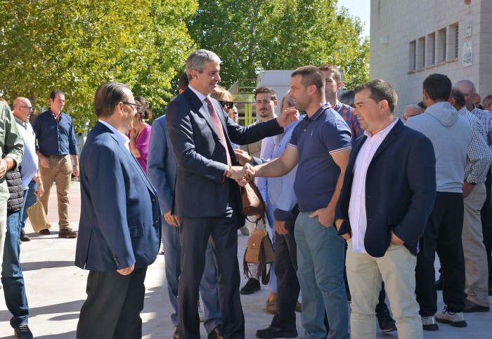 Imagen de Álvaro Gutiérrez saludando a los asistentes