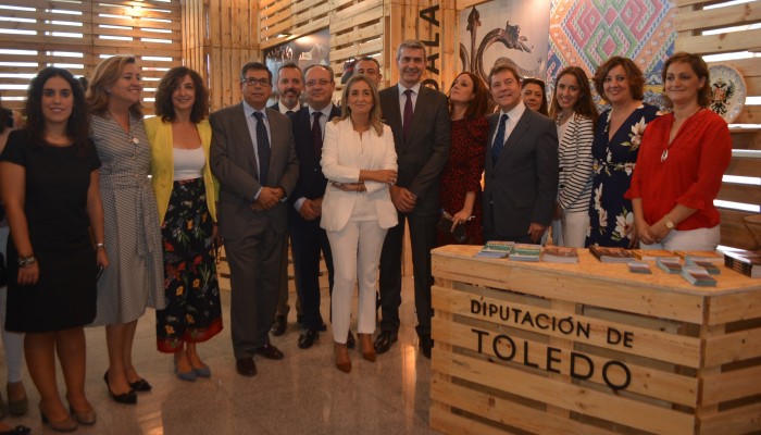 Imagen de Álvaro Gutiérrez, con Emiliano García-Page, en el espacio de la Diputación de Toledo en Farcama