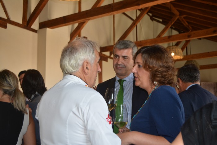 Álvaro Gutiérrez charlando con Adolfo y Patricia Franco