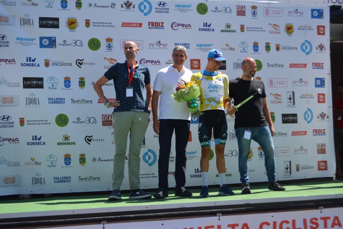 Imagen de 	Álvaro Gutiérrez con el ganador de la Vuelta a Toledo