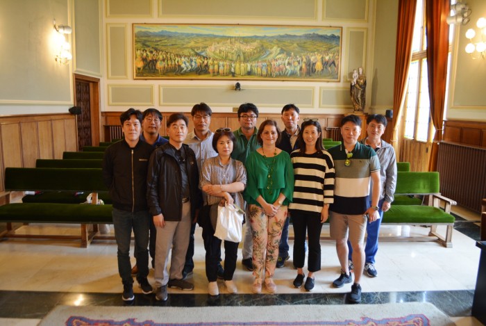 Imagen de María Ángeles García con los visitantes coreanos