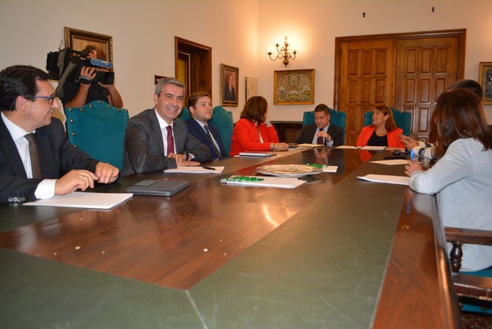 Imagen de Álvaro Gutiérrez en un momento de la reunión de Junta, Diputación y Ayuntamiento