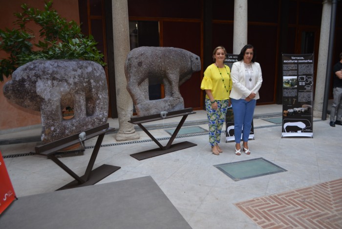 Imagen de María Ángeles García y Fátima Guadamillas delante de  los verracos