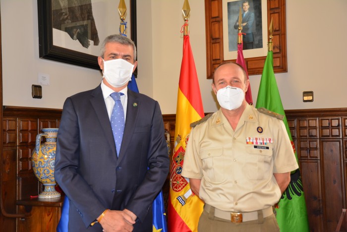 Imagen de Álvaro Gutiérrez con el nuevo director del Museo del Ejército de Toledo