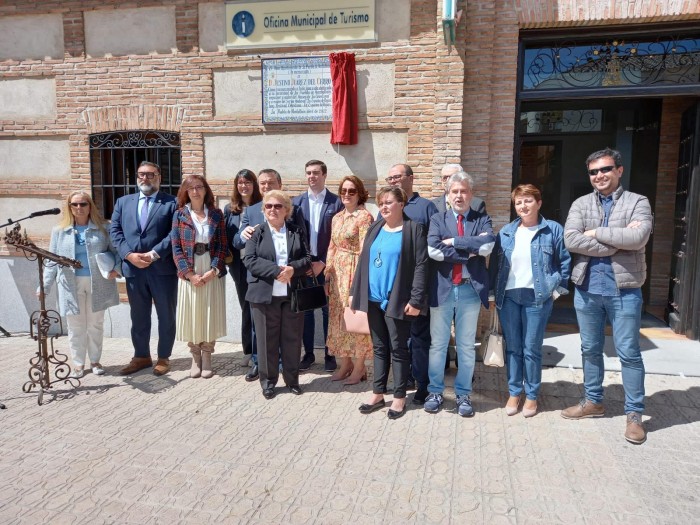 Ana Gómez en el descubrimiento de la placa en memoria de Justino Juárez