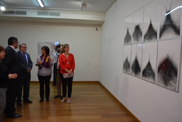 Imagen de María Ángeles García visitando la exposición