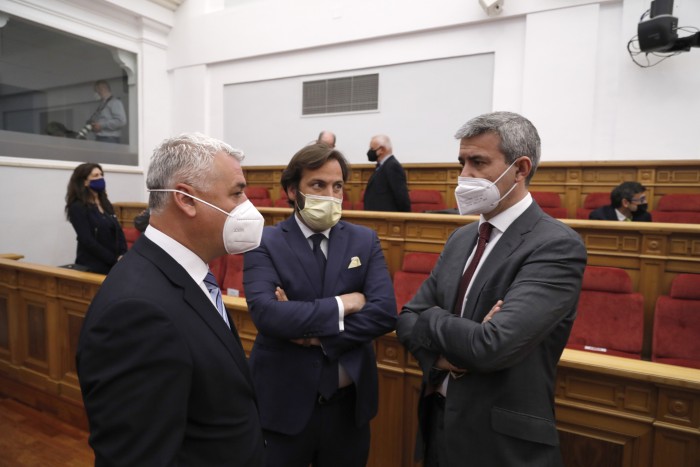 Imagen de Álvaro Gutiérrez, José Luis Vega y Erwan de la Villeón (foto Cortes de Castilla-La Mancha)