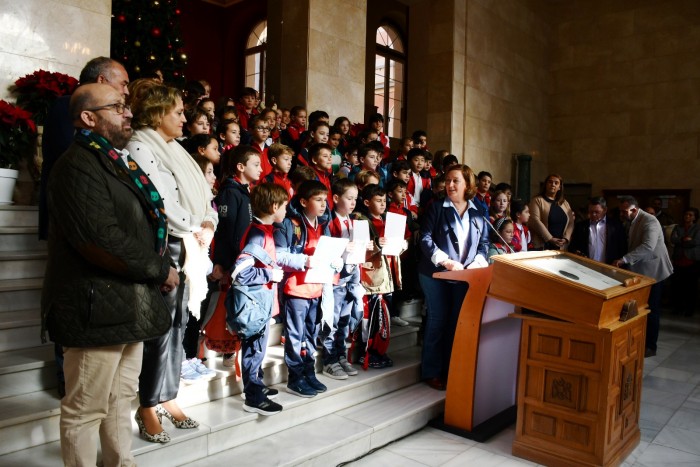 Imagen de La presidenta se dirige a los alumnos del Colegio Infantes