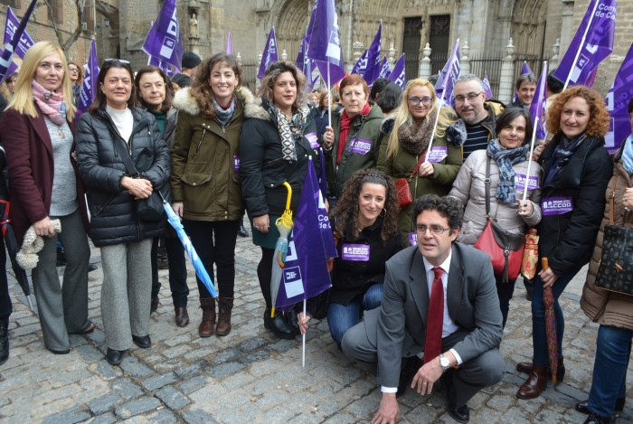 Imagen de Trabajadoras y trabajadores de la Diputación en la Plaza del Ayuntamiento