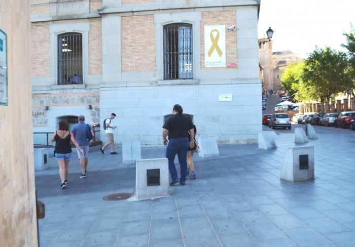 Lazo dorado en fachada Diputación