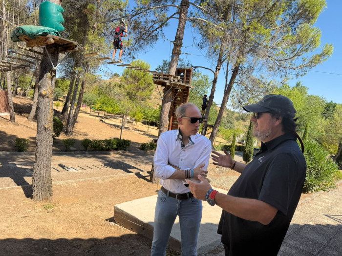 Daniel Arias visitando los campamentos